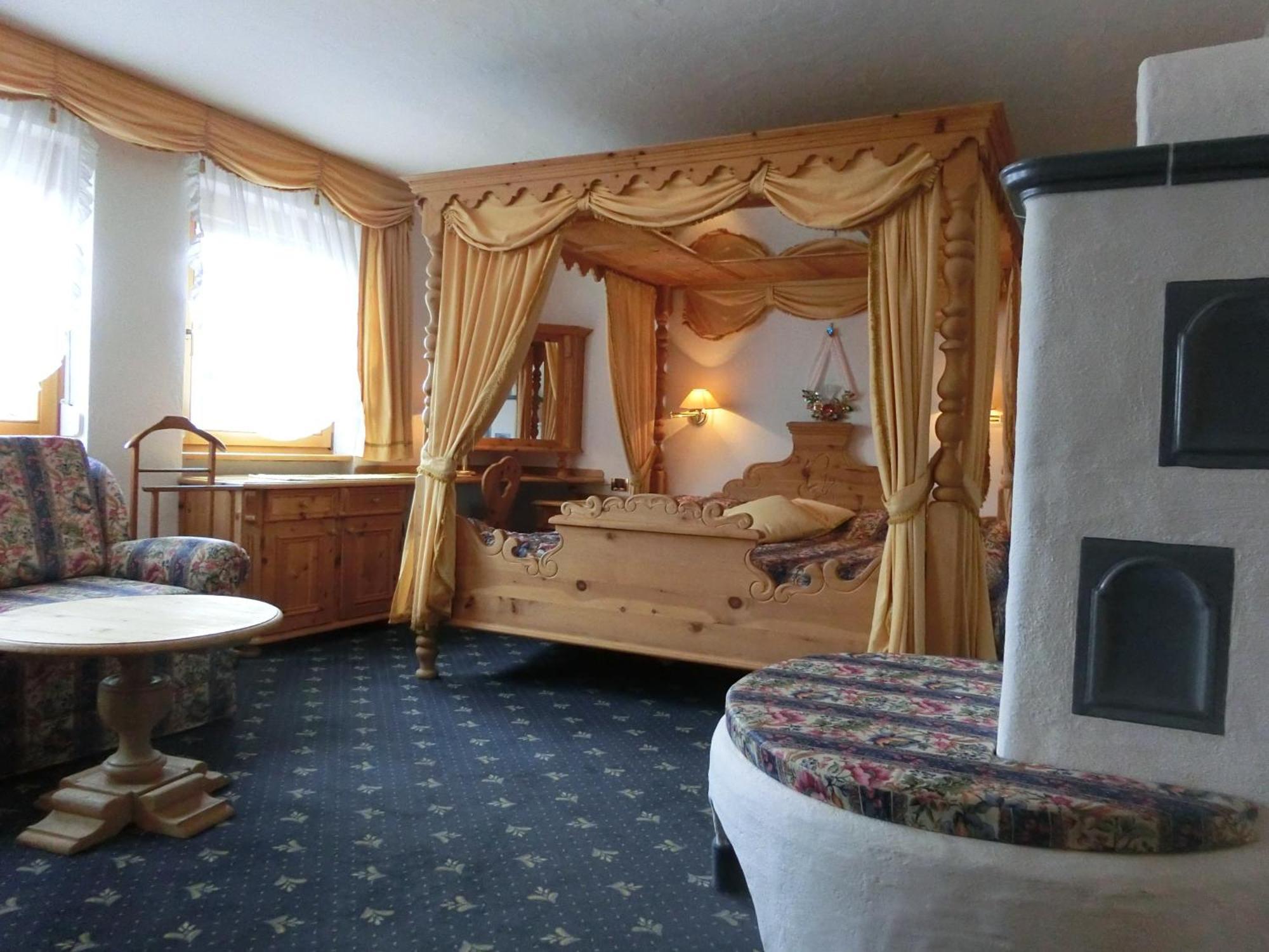Garni Criss Aparthotel Colfosco Exterior photo